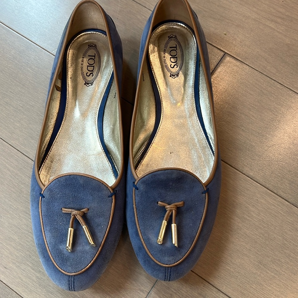 Tod’s light blue suede driving shoes. Size 39.5. In used condition.
